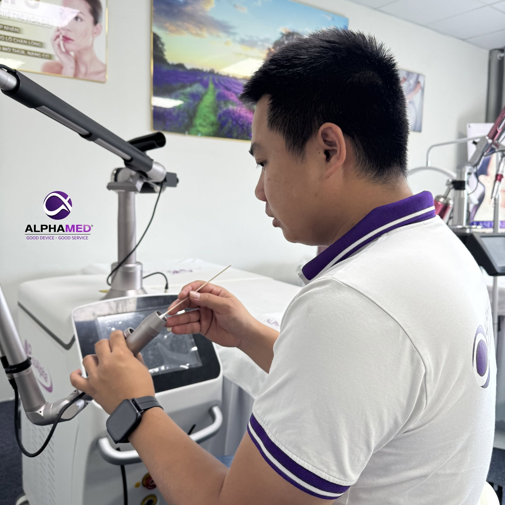 Kỹ thuật viên Alphamed kiểm tra và bảo hành máy thẩm mỹ chính hãng cho spa